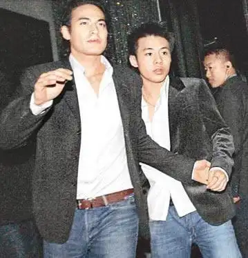 美国女星爱狗成风 翻版小赵薇 女星湿身沐浴照 明星夜生活丑态 霍启人