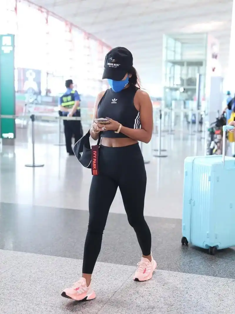 吉克隽逸穿着黑色紧身裤,小背心漏肚脐勾勒好身材