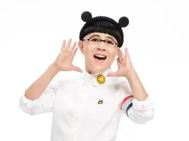 并主持了《七巧板》,她塑造了"小脚丫","金龟子"和"金先生"等形象