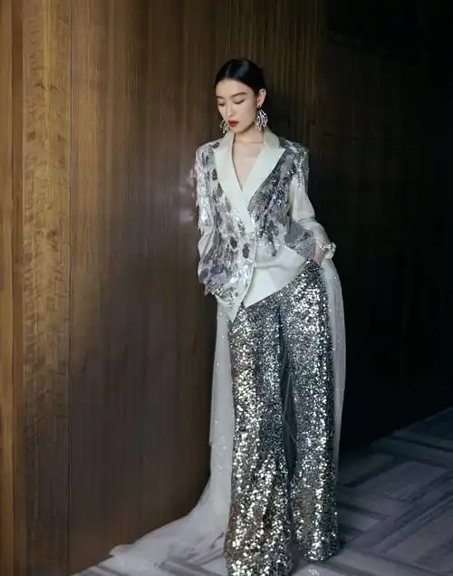 倪妮秋冬高定套装优雅气质十足,妆容精致,发型和耳环完美装饰_时尚