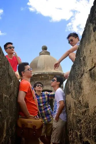 考验来了,如何在狭小的空间拍一个五人合照,这一张给了一个选择方案