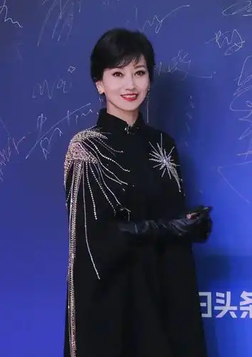 赵雅芝亮相活动,斗篷衣配皮手套,65岁风韵犹存