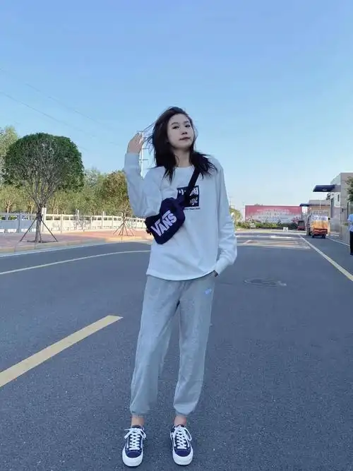 灰色运动束脚裤配什么上衣更好看,试试这样穿,洋气减龄很清新