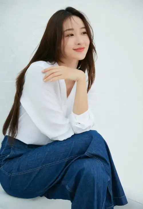 许潇晗 白色衣服 牛仔裤 美女4k手机壁纸_4k手机壁纸