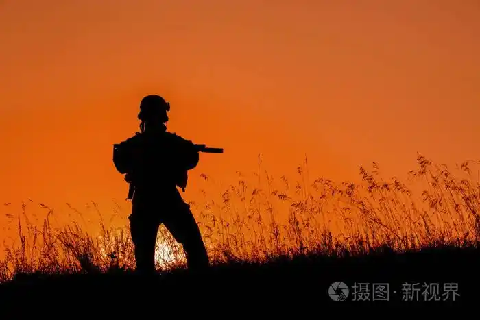 在日落时有武器的军人射击, 拿着枪, 科罗拉多州照片-正版商用图片0fj