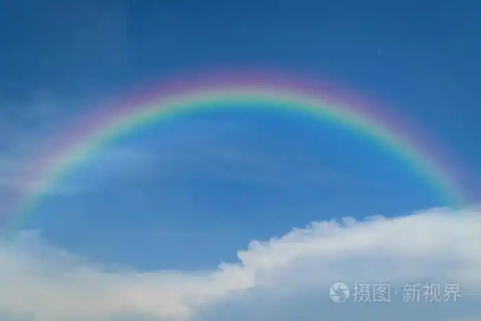 蓝色的天空的彩虹