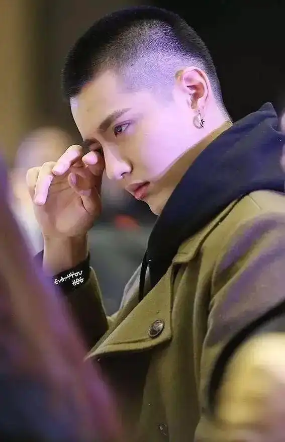 乔欣真是个扁头,和赵丽颖侧面对比好明显,网友:扁的像个ipad