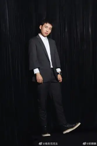 郭麒麟最近开豪车亮相,400万的迈凯伦非常拉风,戴宝珀手表