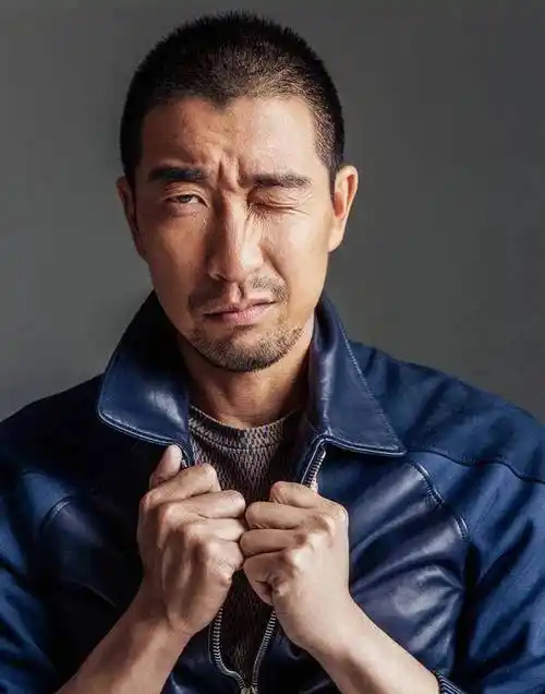 明明同样长着一张"大长脸",一个帅一个"土",颜值差距太大了_海一天_周