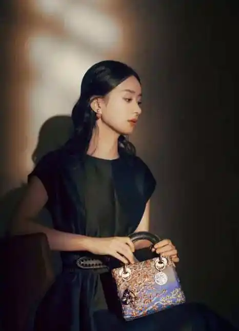 被粉丝突然搂腰抱住,但顺势轻轻拍了拍女孩的背_赵丽颖_迪奥_路飞吧