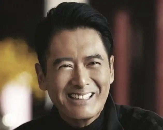 周润发,是香港影坛的一位传奇巨星,凭借他出色的演技和帅气的形象赢得