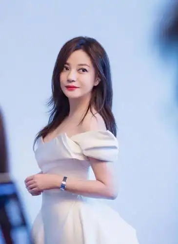 赵薇很早就出道了,出道以来也参演了很多经典的作品,凭借自己的高颜值