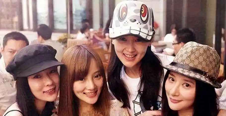 李小璐后来也进行转发,网友们这才意识到其实二人闺蜜感情依旧,霍思燕