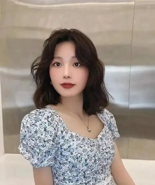 齐肩长度的波浪发型更显夏日造型的清爽和干净,虽然发型长度及肩,波纹