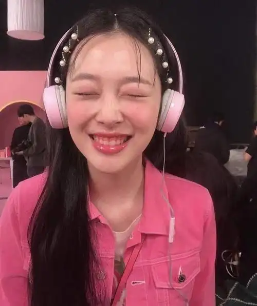 崔雪莉终于回归正常!一身粉色套装搭齐刘海长发,好水嫩啊!