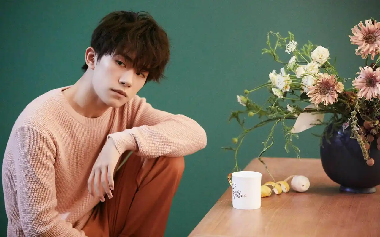 首页 桌面壁纸 易烊千玺帅气侧拍高清电脑壁纸上一张下一张查看原图