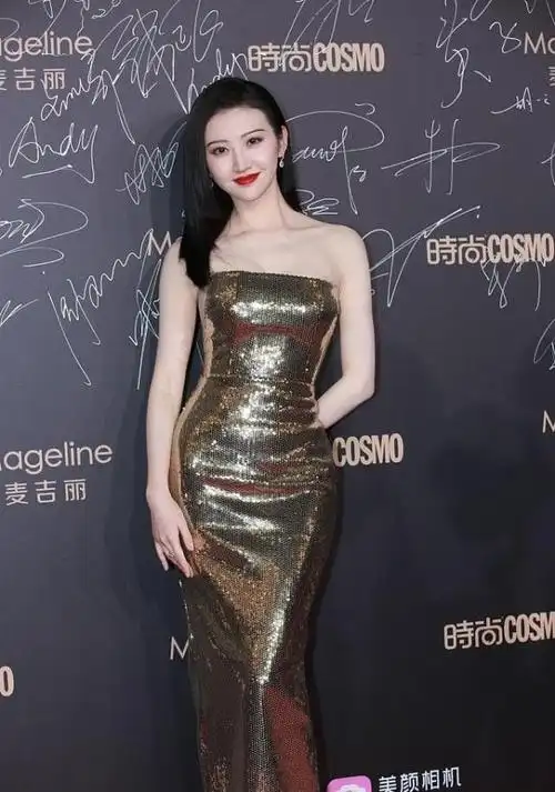 鱼尾裙的优势也在于腰部线条的显现,有一种建模模特的效果.