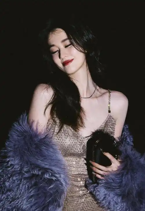 谁能一眼认出来这是乔欣#好惊艳的美,氤氲鎏金,暗夜精灵,美神降临