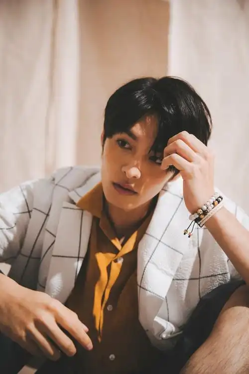 曹佑宁曝复古时尚大片 慵懒帅气眼色撩人