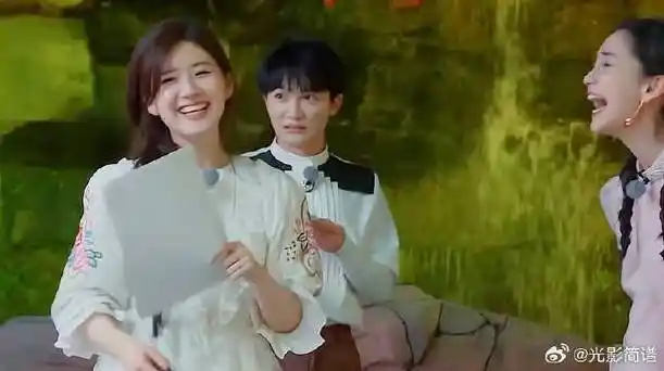 周深撕掉赵露思名牌,没成想对方不是卧底,周深懊恼至极!