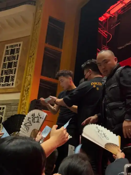 张九南超话zjn#张九南#20241203北展特别帅在认真签名的九南🥰