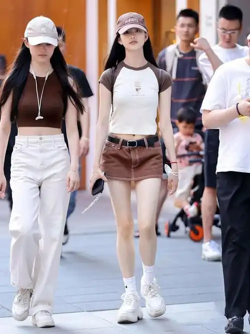被上海女生街拍惊艳了!满大街都是"辣妹迷你裙",时髦又显腿长