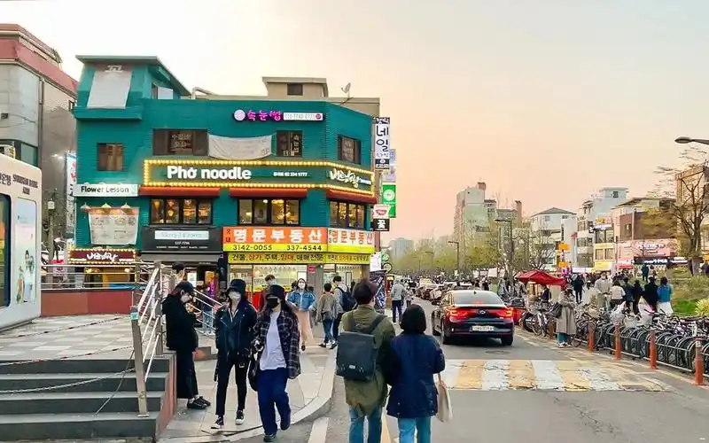 [4k] 周六夜游延南洞美丽街道春天首尔韩国周六夜游延南洞咖啡巷