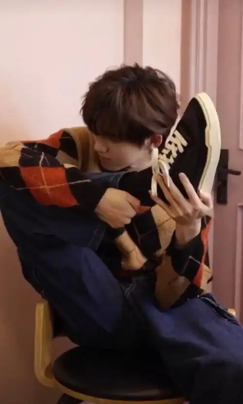 宋亚轩把脚脖子当电话