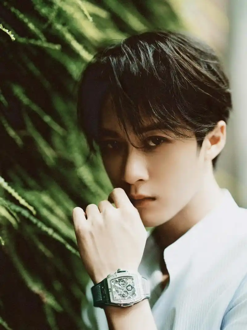 张新成和童瑶主演的禁忌剧《微暗之火》即将在第三季度上线,这部剧