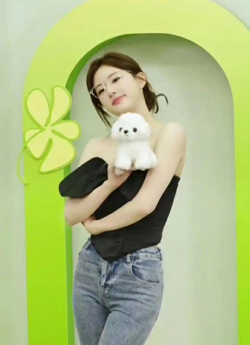 赵露思上身黑色抹胸搭配高腰牛仔裤,完美的展现纤细修长的长臂,清新