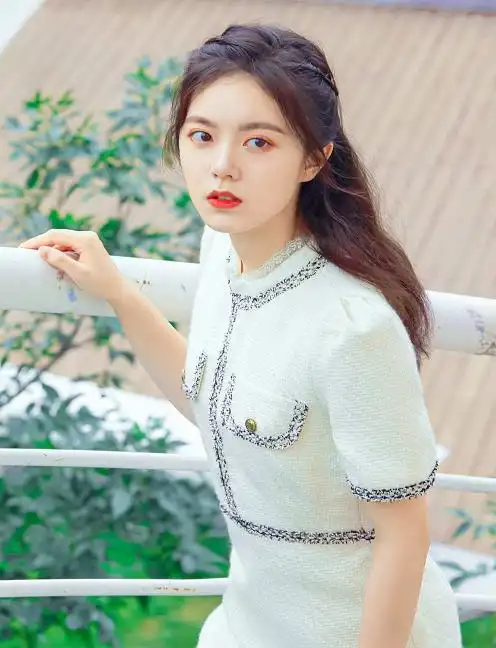 19岁赵今麦晒自拍照谁注意她的手机壳网友入戏太深