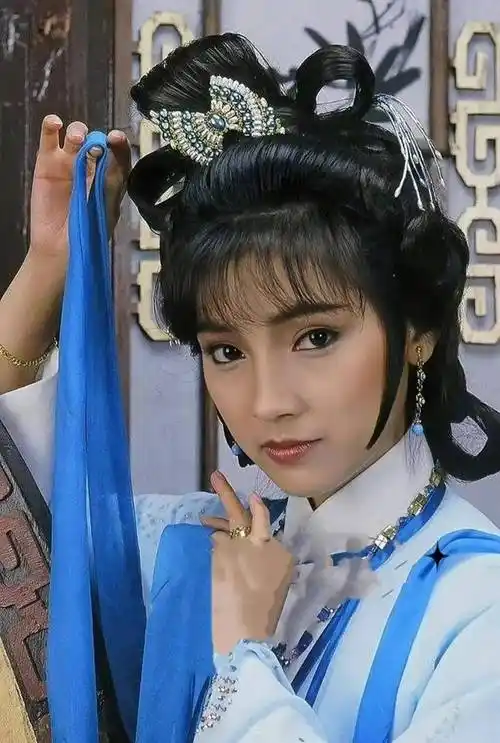 年过60岁的戚美珍状态保持得非常好,她年轻时曾与张曼玉,陈玉莲