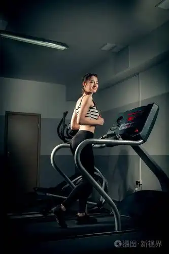 在健身房概念锻炼健康的生活方式运动的女孩