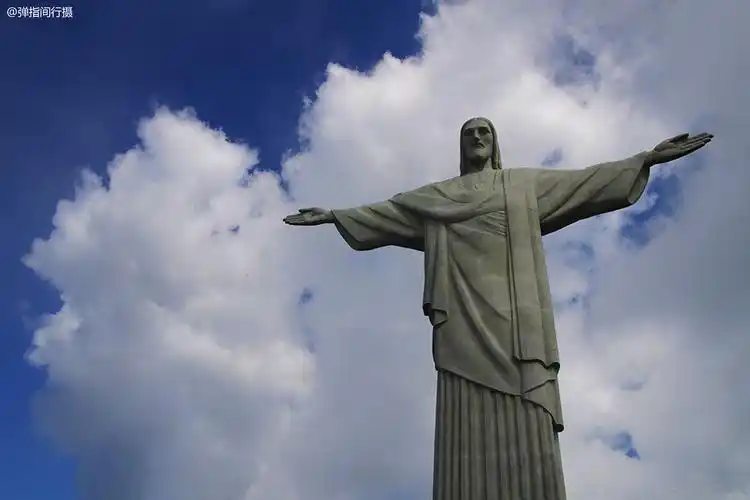 世界上最大的耶稣像,用1200吨石头雕成,高达40米,屹立高山之巅