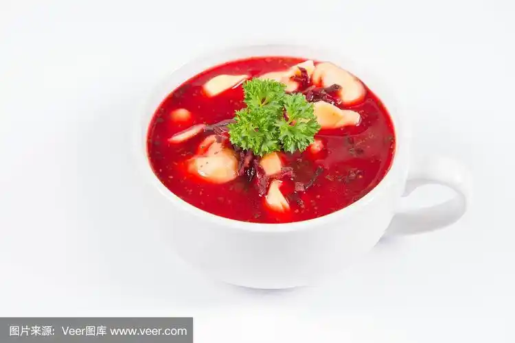 红色罗宋汤配以欧芹装饰的饺子