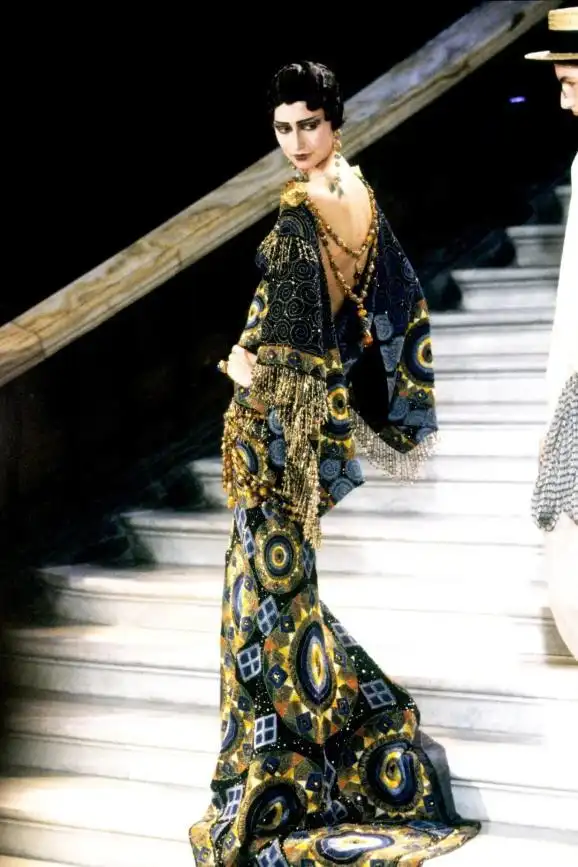 华贵之感更为强烈这个秀场似乎包罗了整个浮华世界,加利亚诺的服装