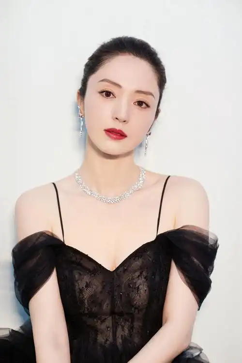 董璇穿黑吊带礼裙大秀事业线 化身黑天鹅高贵迷人-搜狐大视野-搜狐