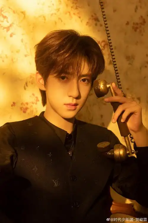 贺峻霖黑衬衫##贺峻霖好贵##贺峻霖黑衬衫配马甲