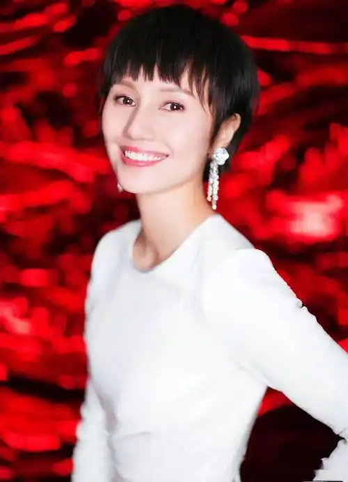 女人过了45岁尽量别留长发,烫卷发!推荐这5款发型,太减龄