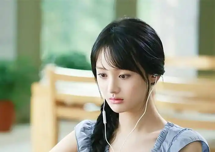 原创33岁郑爽最新近照曝光医美失败脸全垮了暴瘦似纸片人显憔悴