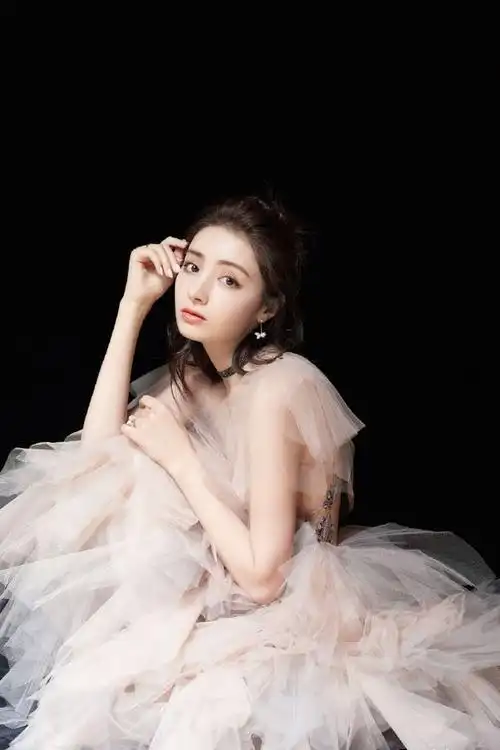 麦迪娜绝美写真曝光 身着薄纱礼服仙气十足