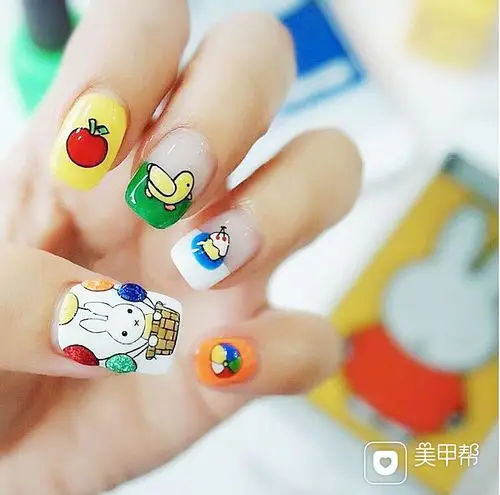 方圆形黄色白色手绘卡通可爱美甲图片