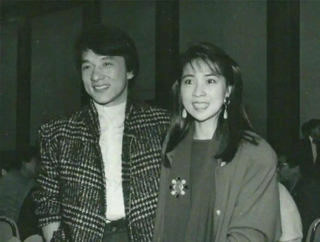 当年成龙与林凤娇两人恋爱时照片被曝光,年轻时的成龙和林凤娇,脸上