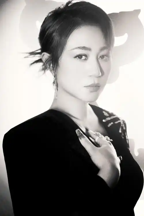 演员马丽一会儿见!#微博之夜##人间舒女马丽