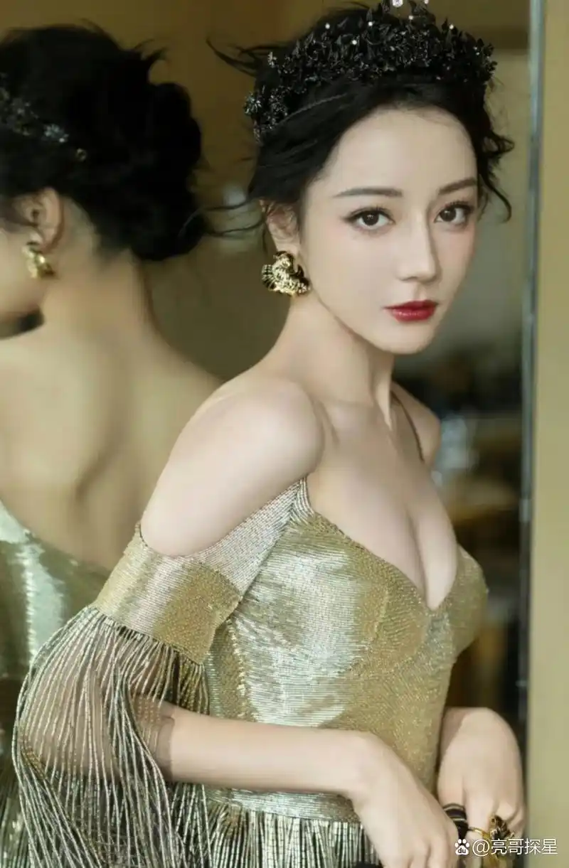 迪丽热巴的身材比例确实非常好,身高和体重比例协调,身材曲线优美.