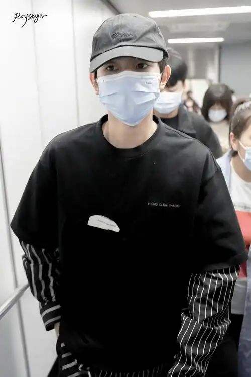 王源昨日机场饭拍久违的机场图是可爱与酷气质并存的源哥