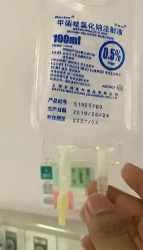 但朱宸熠输完的为100ml的"甲硝唑氯化钠注射液"(上图)