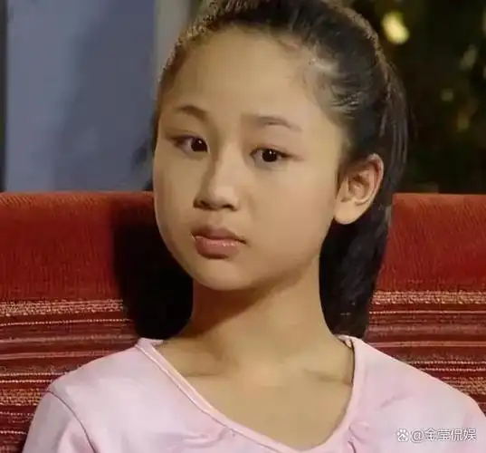 杨紫在演电影版《家有儿女》时已经是个12岁的小姑娘了,那时候的她真