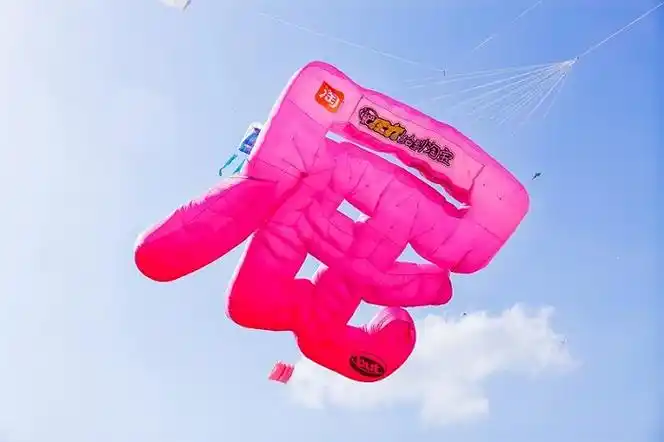 潍坊风筝节惊现各式奇葩风筝 有淘宝商家把"前男友"放上天|界面新闻