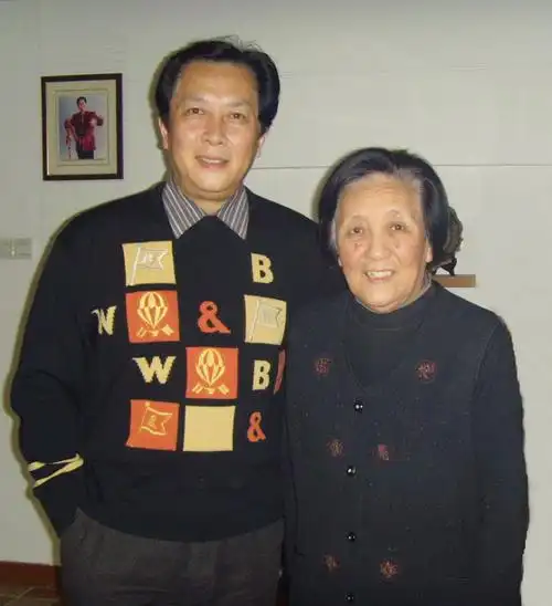 回顾唐国强的女儿唐莉我的早逝母亲我的再婚父亲我带泪的亲情